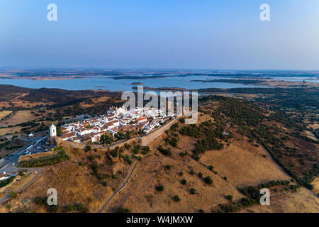 Luftaufnahme der schönen historischen Stadt Monsaraz, in Alentejo, Portugal; Konzept für Reisen in Portugal Stockfoto