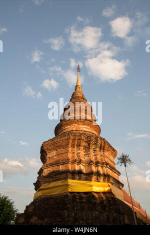 Eine alte Chedi im Wat Phra Bat Ming Meuang Worawiharn in der Altstadt Das Zentrum der Stadt Phrae im Norden von Thailand. Thailand, Phrae November, 2 Stockfoto