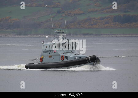 HMC aktiv, a Coastal Patrol Schiff von der UK Border Kraft betrieben, vorbei an East India Hafen auf der Firth of Clyde. Stockfoto