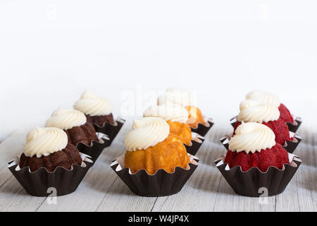 Mini Bundt Kuchen mit Frischkäse Puderzucker Stockfoto