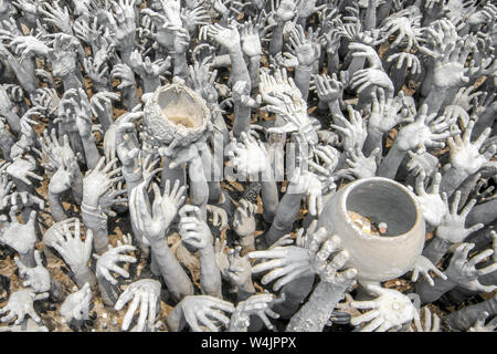 Hunderte von durch aufsuchende Hände symbolisieren den Wunsch am Wat Rong Khun, Weiß Timple, bei Chiang Rai, Thailand. Stockfoto