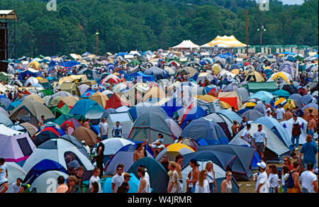 Saugerties, New York, USA, August 1994 Massen füllen den schlammigen Feldern im Winston Bauernhof während Woodstock 94 ein Musik Festival das 25-jährige Jubiläum der original Woodstock Festival zu gedenken. Stockfoto