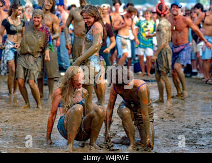 Saugerties, New York, USA, August 1994 Massen füllen den schlammigen Feldern im Winston Bauernhof während Woodstock 94 ein Musik Festival das 25-jährige Jubiläum der original Woodstock Festival zu gedenken. Stockfoto