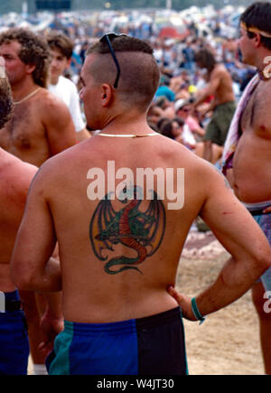 Saugerties, New York, USA, August 1994 Massen füllen den schlammigen Feldern im Winston Bauernhof während Woodstock 94 ein Musik Festival das 25-jährige Jubiläum der original Woodstock Festival zu gedenken. Stockfoto