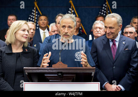 Washington, DC, USA. 23. Juli, 2019. JON STEWART in einer Rede auf der Pressekonferenz nach dem Durchgang der H.R. 1327 - vergessen Sie nie die Helden: James Zadroga, Ray Pfeifer und Luis Alvarez unbefristeten Zulassung des 11. September Fonds zur Entschädigung der Opfer, Tat an dem Kapitol in Washington, DC am 23. Juli 2019. Quelle: Michael Brochstein/ZUMA Draht/Alamy leben Nachrichten Stockfoto