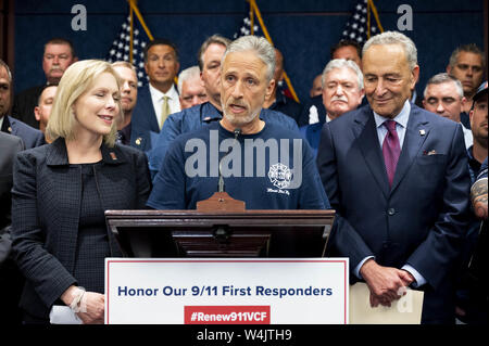 Washington, DC, USA. 23. Juli, 2019. JON STEWART in einer Rede auf der Pressekonferenz nach dem Durchgang der H.R. 1327 - vergessen Sie nie die Helden: James Zadroga, Ray Pfeifer und Luis Alvarez unbefristeten Zulassung des 11. September Fonds zur Entschädigung der Opfer, Tat an dem Kapitol in Washington, DC am 23. Juli 2019. Quelle: Michael Brochstein/ZUMA Draht/Alamy leben Nachrichten Stockfoto