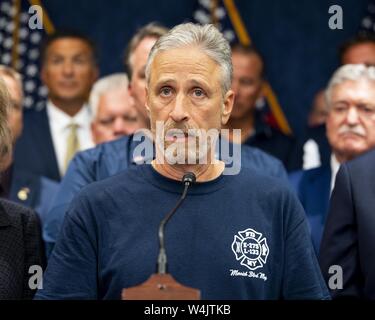 Washington, DC, USA. 23. Juli, 2019. JON STEWART in einer Rede auf der Pressekonferenz nach dem Durchgang der H.R. 1327 - vergessen Sie nie die Helden: James Zadroga, Ray Pfeifer und Luis Alvarez unbefristeten Zulassung des 11. September Fonds zur Entschädigung der Opfer, Tat an dem Kapitol in Washington, DC am 23. Juli 2019. Quelle: Michael Brochstein/ZUMA Draht/Alamy leben Nachrichten Stockfoto