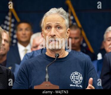 Washington, DC, USA. 23. Juli, 2019. JON STEWART in einer Rede auf der Pressekonferenz nach dem Durchgang der H.R. 1327 - vergessen Sie nie die Helden: James Zadroga, Ray Pfeifer und Luis Alvarez unbefristeten Zulassung des 11. September Fonds zur Entschädigung der Opfer, Tat an dem Kapitol in Washington, DC am 23. Juli 2019. Quelle: Michael Brochstein/ZUMA Draht/Alamy leben Nachrichten Stockfoto