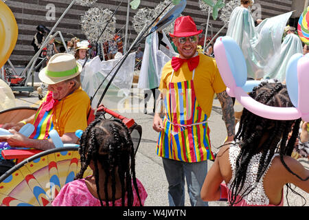 Die Teilnehmer an der Parade 2019 der Kreis der Feier sprechen Sie mit Schaulustigen, wie sie für die einzigartige Cleveland, Ohio Ereignis vorbereiten. Stockfoto