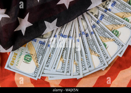 Us-Währung Geld, 100 Dollar für amerikanische Flagge Stockfoto