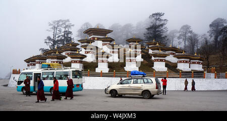 Dochula Pass, pass auf dem Weg von Thimpu nach Punakha, mit 108 Chörten Stockfoto