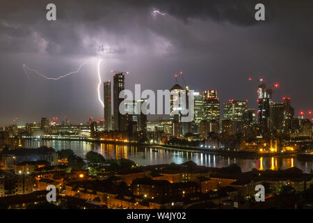 London, Großbritannien. 24. Juli, 2019. UK Wetter: Blitzschlag über Canary Wharf. Credit: Guy Corbishley/Alamy leben Nachrichten Stockfoto