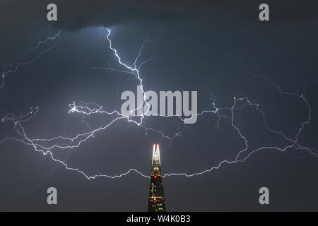 London, Großbritannien. 24. Juli, 2019. UK Wetter: Dramatische Blitze über der Stadt Landschaft einschließlich der Shard Hochhaus Gebäude während der frühen Stunden. Credit: Guy Corbishley/Alamy leben Nachrichten Stockfoto