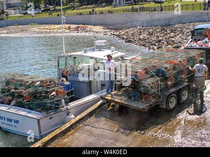 Bar Harbor, Maine, USA. 7. Sep 2005. Zwei fischer Hummer Traps von ihrem Boot entladen auf den Docks von Bar Harbor, Maine, ein beliebtes Reiseziel. Credit: Arnold Drapkin/ZUMA Draht/Alamy leben Nachrichten Stockfoto