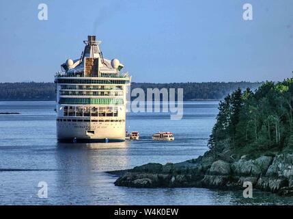 Bar Harbor, Maine, USA. 7. Sep 2005. Royal Caribbean International Kreuzfahrtschiff Zauber der Meere vor Anker in der Bucht ausserhalb von Bar Harbor, Maine, einem beliebten Reiseziel Credit: Arnold Drapkin/ZUMA Draht/Alamy leben Nachrichten Stockfoto