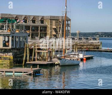 Bar Harbor, Maine, USA. 7. Sep 2005. Ein Segelboot im Hafen von Bar Harbor, Maine, einem beliebten Reiseziel angedockt. Credit: Arnold Drapkin/ZUMA Draht/Alamy leben Nachrichten Stockfoto