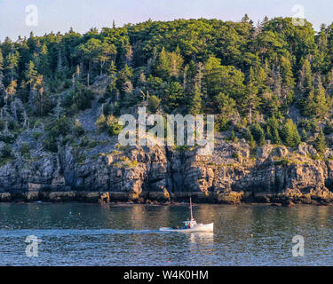 Bar Harbor, Maine, USA. 7. Sep 2005. Ein Hummer Boot segelt durch Frenchman's Bay in Bar Harbor, Maine, ein beliebtes Reiseziel. Credit: Arnold Drapkin/ZUMA Draht/Alamy leben Nachrichten Stockfoto