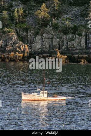 Bar Harbor, Maine, USA. 7. Sep 2005. Ein Hummer Boot segelt durch Frenchman's Bay in Bar Harbor, Maine, ein beliebtes Reiseziel. Credit: Arnold Drapkin/ZUMA Draht/Alamy leben Nachrichten Stockfoto