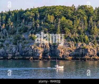 Bar Harbor, Maine, USA. 7. Sep 2005. Ein Hummer Boot Segel in Bar Harbor mit viele Boote in der Bucht vor Anker, ein beliebtes Reiseziel. Credit: Arnold Drapkin/ZUMA Draht/Alamy leben Nachrichten Stockfoto