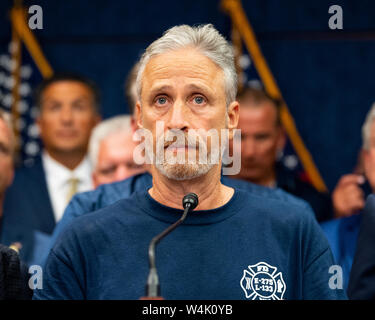 Washington, United States. 23. Juli, 2019. Jon Stewart in einer Rede auf der Pressekonferenz nach dem Durchgang der H.R. 1327 - vergessen Sie nie die Helden: James Zadroga, Ray Pfeifer und Luis Alvarez unbefristeten Zulassung des 11. September Fonds zur Entschädigung der Opfer, Tat an dem Kapitol in Washington, DC. Credit: SOPA Images Limited/Alamy leben Nachrichten Stockfoto