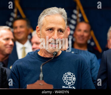 Washington, United States. 23. Juli, 2019. Jon Stewart in einer Rede auf der Pressekonferenz nach dem Durchgang der H.R. 1327 - vergessen Sie nie die Helden: James Zadroga, Ray Pfeifer und Luis Alvarez unbefristeten Zulassung des 11. September Fonds zur Entschädigung der Opfer, Tat an dem Kapitol in Washington, DC. Credit: SOPA Images Limited/Alamy leben Nachrichten Stockfoto