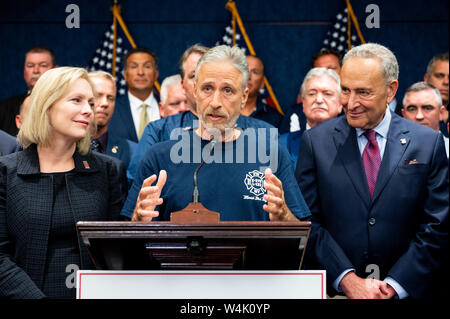 Washington, United States. 23. Juli, 2019. Jon Stewart in einer Rede auf der Pressekonferenz nach dem Durchgang der H.R. 1327 - vergessen Sie nie die Helden: James Zadroga, Ray Pfeifer und Luis Alvarez unbefristeten Zulassung des 11. September Fonds zur Entschädigung der Opfer, Tat an dem Kapitol in Washington, DC. Credit: SOPA Images Limited/Alamy leben Nachrichten Stockfoto