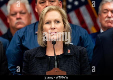 Washington, United States. 23. Juli, 2019. Der US-Senator Kirsten Gillibrand (D-NY) Rede auf der Pressekonferenz nach dem Durchgang der H.R. 1327 - vergessen Sie nie die Helden: James Zadroga, Ray Pfeifer und Luis Alvarez unbefristeten Zulassung des 11. September Fonds zur Entschädigung der Opfer, Tat an dem Kapitol in Washington, DC am 23. Juli 2019. Credit: SOPA Images Limited/Alamy leben Nachrichten Stockfoto