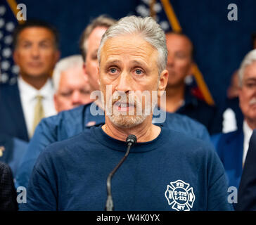 Washington, United States. 23. Juli, 2019. Jon Stewart in einer Rede auf der Pressekonferenz nach dem Durchgang der H.R. 1327 - vergessen Sie nie die Helden: James Zadroga, Ray Pfeifer und Luis Alvarez unbefristeten Zulassung des 11. September Fonds zur Entschädigung der Opfer, Tat an dem Kapitol in Washington, DC. Credit: SOPA Images Limited/Alamy leben Nachrichten Stockfoto