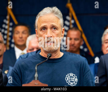 Washington, United States. 23. Juli, 2019. Jon Stewart in einer Rede auf der Pressekonferenz nach dem Durchgang der H.R. 1327 - vergessen Sie nie die Helden: James Zadroga, Ray Pfeifer und Luis Alvarez unbefristeten Zulassung des 11. September Fonds zur Entschädigung der Opfer, Tat an dem Kapitol in Washington, DC. Credit: SOPA Images Limited/Alamy leben Nachrichten Stockfoto