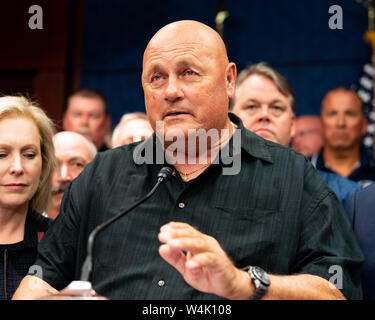 Washington, United States. 23. Juli, 2019. Joe Zadroga auf der Pressekonferenz nach der Passage von H.R. 1327 - vergessen Sie nie die Helden: James Zadroga, Ray Pfeifer und Luis Alvarez unbefristeten Zulassung des 11. September Fonds zur Entschädigung der Opfer, Tat an dem Kapitol in Washington, DC. Credit: SOPA Images Limited/Alamy leben Nachrichten Stockfoto