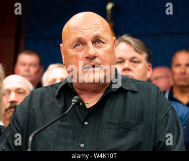 Washington, United States. 23. Juli, 2019. Joe Zadroga auf der Pressekonferenz nach der Passage von H.R. 1327 - vergessen Sie nie die Helden: James Zadroga, Ray Pfeifer und Luis Alvarez unbefristeten Zulassung des 11. September Fonds zur Entschädigung der Opfer, Tat an dem Kapitol in Washington, DC. Credit: SOPA Images Limited/Alamy leben Nachrichten Stockfoto