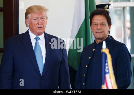 (190724) - Peking, 24. Juli 2019 (Xinhua) - US-Präsident Donald Trump (L) begrüßt die pakistanischen Premierminister Imran Khan im Weißen Haus in Washington, DC, USA, am 22. Juli 2019. (Foto von Ting Shen/Xinhua) Stockfoto