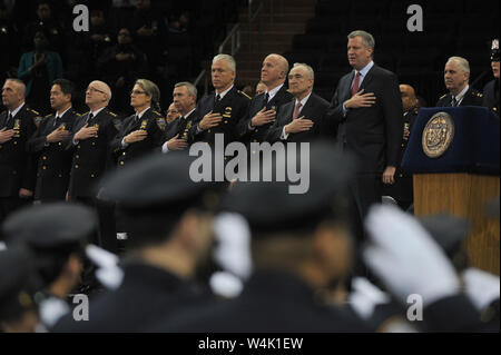 Manhattan, Vereinigte Staaten Von Amerika. Dez. 2014. NEW YORK, New York - 29. DEZEMBER: New Yorker Bürgermeister Bill de Blasio spricht bei der Abschlussfeier der New Yorker Polizeibehörde im Madison Square Garden am 29. Dezember 2014 in New York City. Die Beziehung des Bürgermeisters zur Polizei der Stadt wurde in letzter Zeit nach dem Tod zweier Polizeibeamte angespannt. Personen: New Yorker Bürgermeister Bill de Blasio Transmission Ref: MNC1 Stockfoto