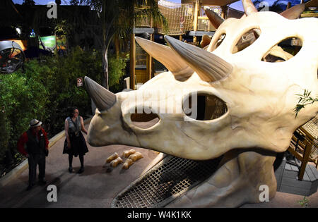 Los Angeles, USA. 22. Juli, 2019. Menschen besuchen 'Jurassic Welt' in den Universal Studios Hollywood in Los Angeles, USA, am 22. Juli 2019. Universal Studios Hollywood hielt eine großartige öffnung Feier in der Nacht zum Montag für seine "Jurassic Welt-Fahrt", ein Themenpark, die kombiniert eine neue spannende Fahrt mit Attraktionen aus dem Film 'Jurassic Welt." Quelle: Li Ying/Xinhua/Alamy leben Nachrichten Stockfoto