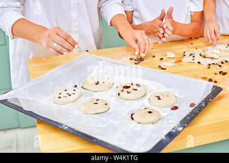 Nahaufnahme der hausgemachte Schokoladenplätzchen auf Backblech Stockfoto