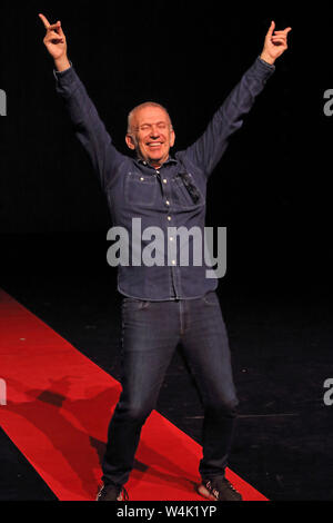 London, Großbritannien. 23. Juli, 2019. Französische Designer Jean-Paul Gaultier besucht die Jean Paul Gaultier: Mode Freak Show drücken Sie auf Vorschau in der Queen Elizabeth Hall, South Bank Kredit statt: SOPA Images Limited/Alamy leben Nachrichten Stockfoto