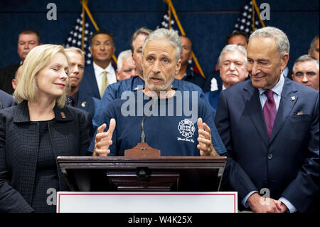 Washington, DC, USA. 23. Juli, 2019. JON STEWART, flankiert von US-Senatoren Kirsten Gillibrand, Links, und Chuck Schumer, spricht auf der Pressekonferenz nach dem Durchgang der H.R. 1327 - vergessen Sie nie die Helden: James Zadroga, Ray Pfeifer und Luis Alvarez unbefristeten Zulassung des 11. September Fonds zur Entschädigung der Opfer handeln, auf dem Capitol Hill. Quelle: Michael Brochstein/ZUMA Draht/Alamy leben Nachrichten Stockfoto