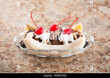 Banana Split in einer Schale Stockfoto