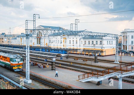 Gomel, Belarus - Juni 27, 2019: Hauptbahnhof Gebäude und Plattformen Stockfoto