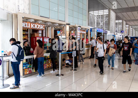 Apr 18, 2019 Menschen, die Essen zu einem Food Court im NAIA Flughafen Terminal 2 kaufen, Manila, Philippinen Stockfoto