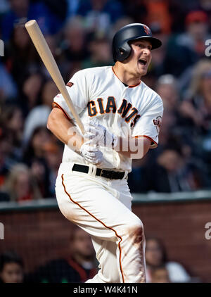 San Francisco, Kalifornien, USA. 23. Juli, 2019. San Francisco Giants linken Feldspieler Alex Dickerson (8) seinen Hit, während ein MLB-Spiel zwischen den Chicago Cubs und die San Francisco Giants bei Oracle Park in San Francisco, Kalifornien folgt. Valerie Shoaps/CSM/Alamy leben Nachrichten Stockfoto