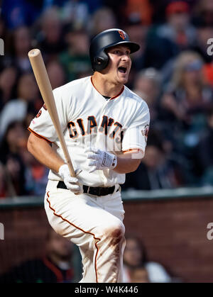 San Francisco, Kalifornien, USA. 23. Juli, 2019. San Francisco Giants linken Feldspieler Alex Dickerson (8) seinen Hit, während ein MLB-Spiel zwischen den Chicago Cubs und die San Francisco Giants bei Oracle Park in San Francisco, Kalifornien folgt. Valerie Shoaps/CSM/Alamy leben Nachrichten Stockfoto