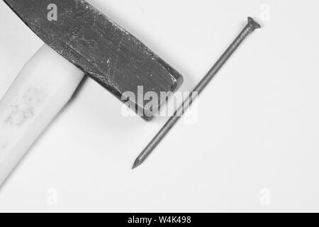 Hammer mit Metall Nagel auf weißem Hintergrund Stockfoto