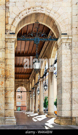 Bögen mit Laterne in Santander, Spanien Stockfoto