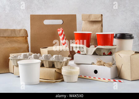 Satz von verschiedenen umweltfreundlichen Verpackungen, Einweg recyclingfähigen Behälter und Geschirr. Null Abfall Konzept. Stockfoto