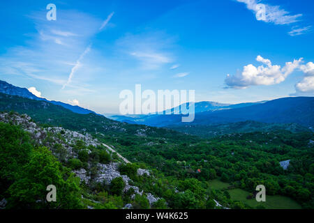 Montenegro, majestätischen grüne Tal von bjelopavlici Ebene von grünen Bäumen und Wald von oben in der Nähe von ostrog in magischen twilight Atmosphäre bei Sun Stockfoto