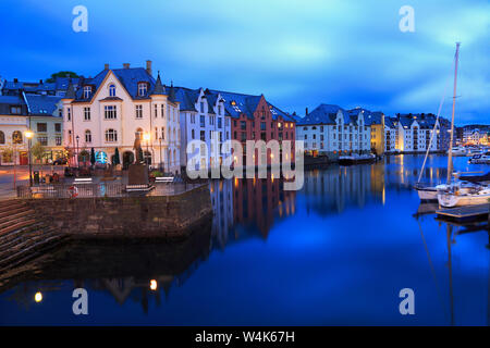 Alesund Architektur die Skyline in der Dämmerung, in Norwegen Stockfoto