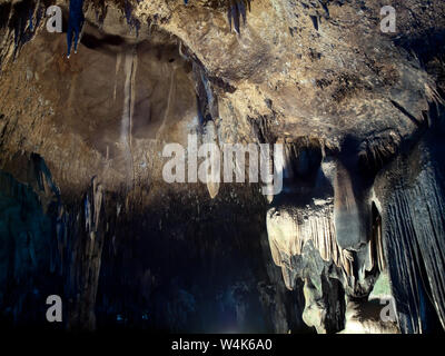 Stalaktit Wand in der Höhle Tham Khao Bin, Ratchaburi, Thailand Stockfoto