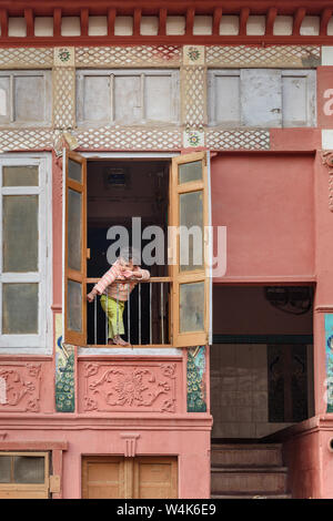 Bikaner, Indien - 11. Februar 2019: indische Mädchen im Fenster in der Altstadt von Bikaner. Rajasthan Stockfoto