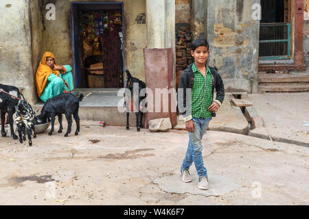 Bikaner, Indien - 11. Februar 2019: Indische Junge auf der Straße in Bikaner. Rajasthan Stockfoto